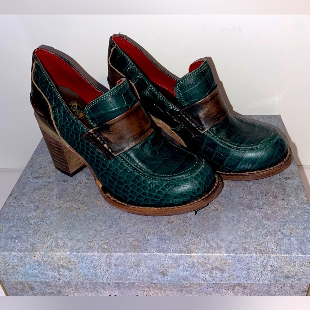 NIB SIZE 6 FREEBIRD BELLEVUE